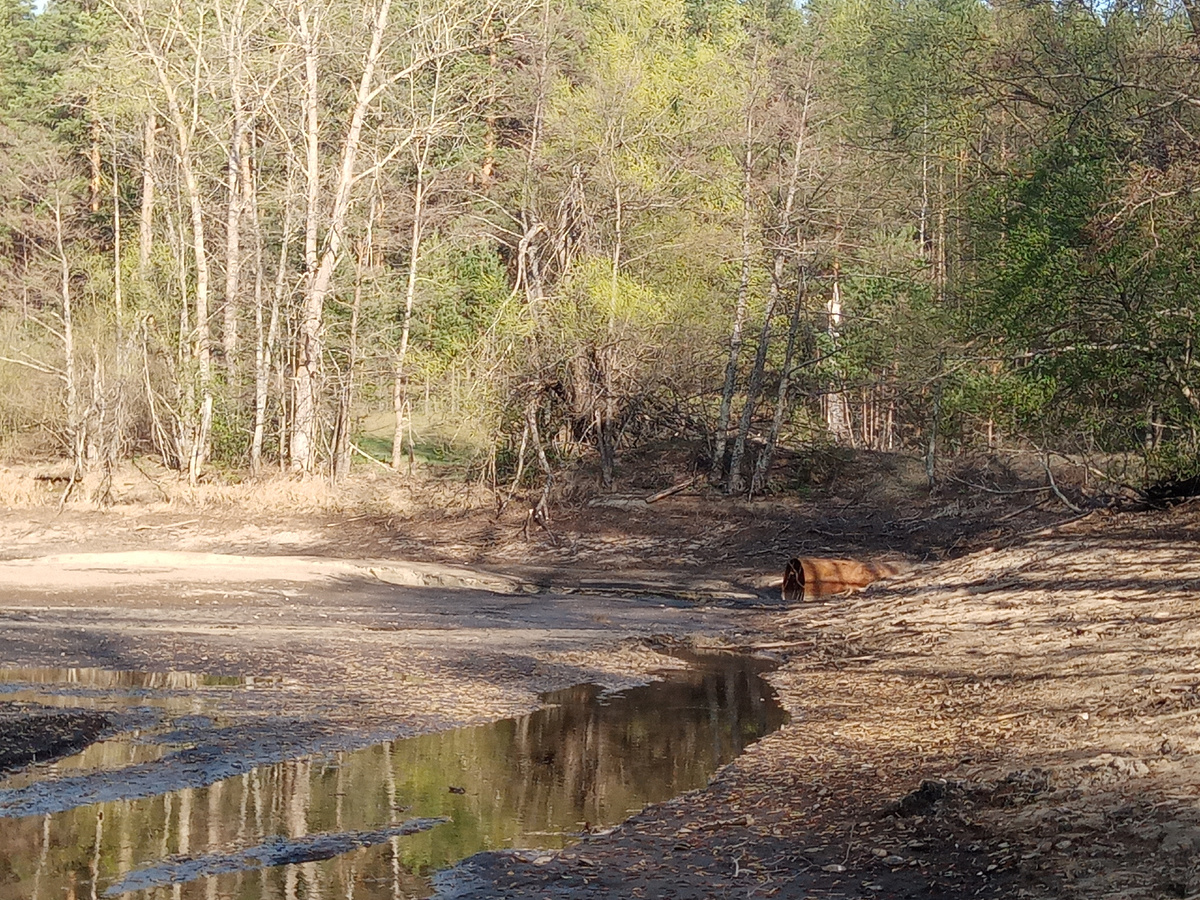 Перепускная труба. Теперь совершенно бесполезная.