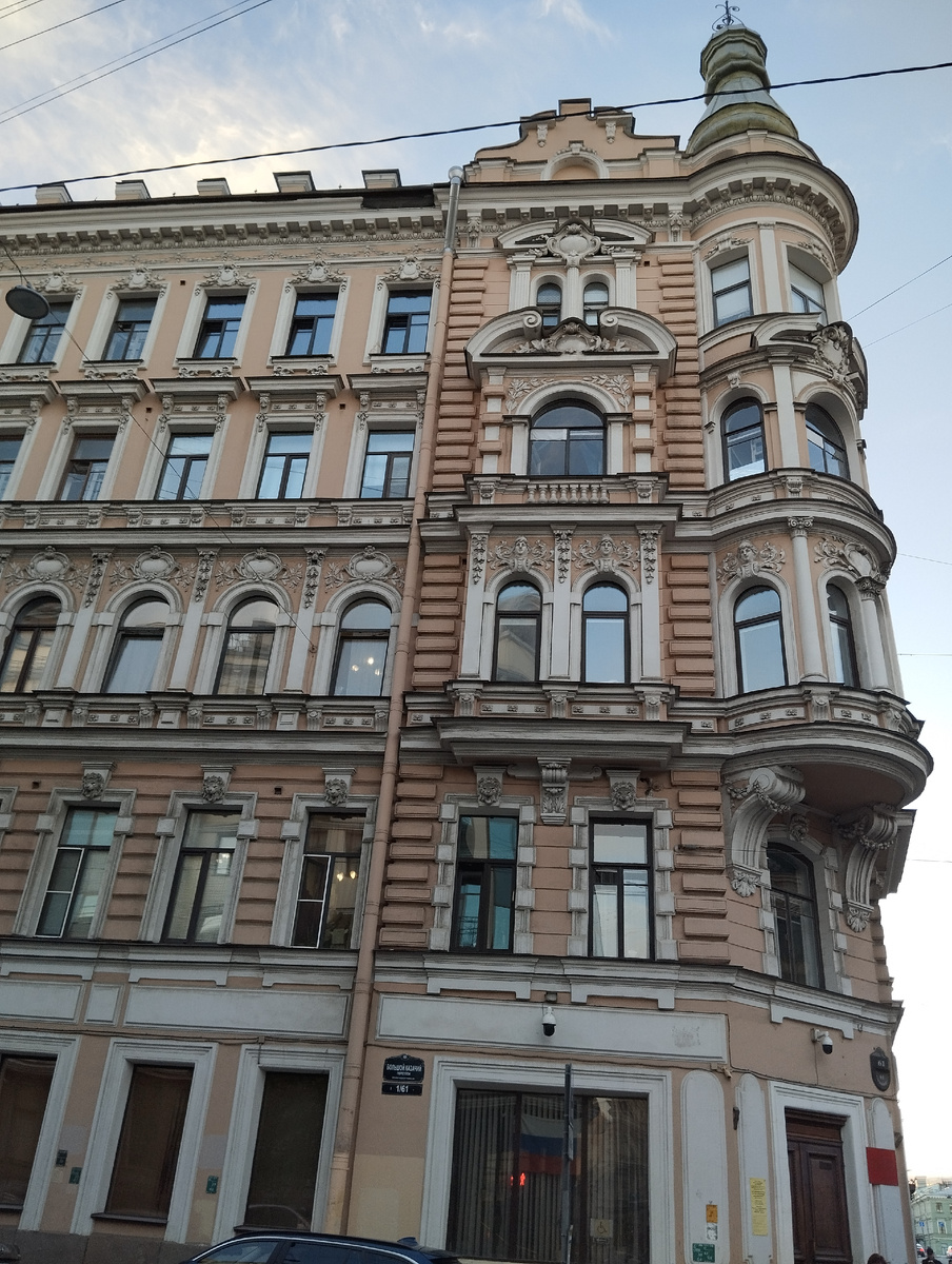 А если приходится остановиться у светофора, то фоткаю ближайший дом, особо не целясь, по-ковбойски. На ходу снимать неудобно, а тут всё равно красный свет, все равно стоять.