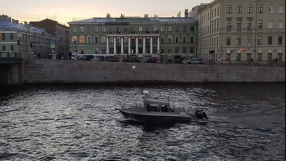 Если выхожу к каналу - непременно нужно кораблик запечатлеть. В машинах мимо проезжают суровые люди и думают: ну вот, очередной понаехавший. Кукухой понаехавший очередной. А что делать, не могу сдержаться