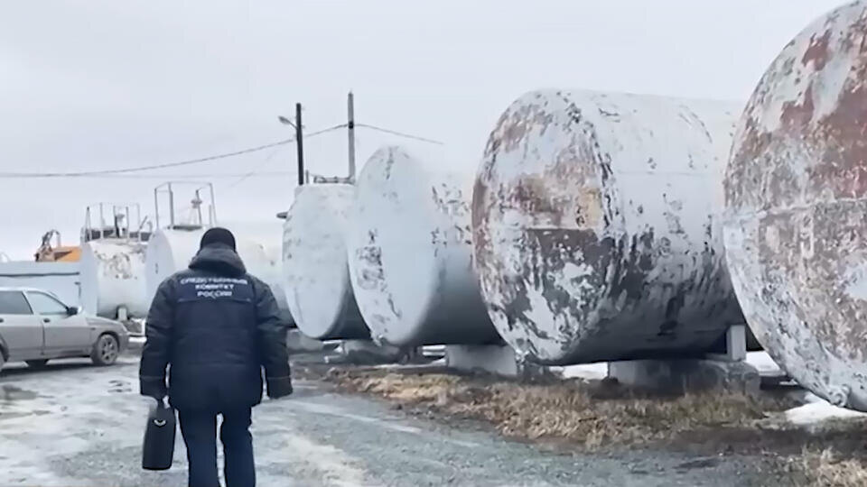     Челябинский депутат похитил 365 тонн солярки из нефтепровода Кадр из программы "112", РЕН ТВ