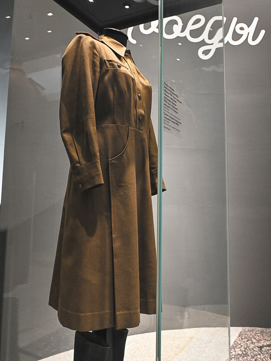 Платье женщин — военнослужащих РККА образца 1941 года