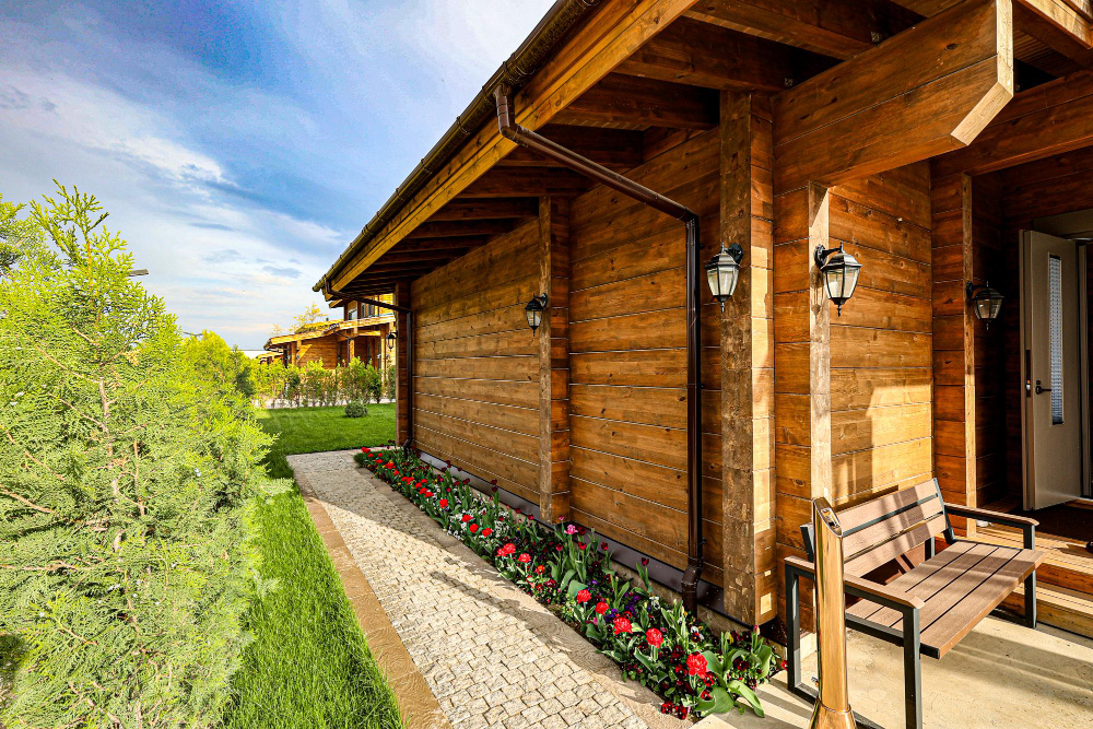 Цветы вдоль крыльца частного дома