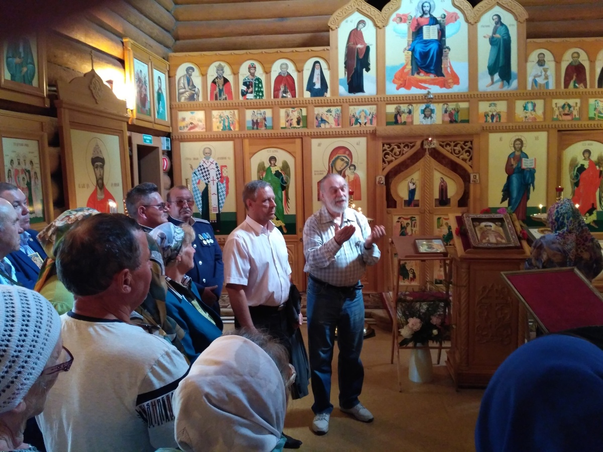 Бельченко О.И. рассказывает о Иконе прихожанам церкви в г. Дегтярске.