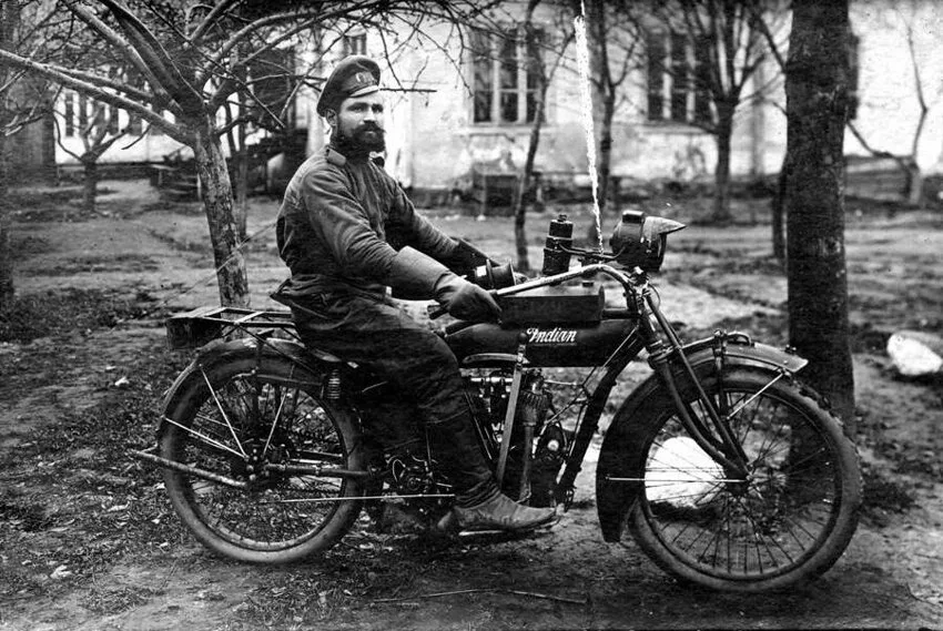 Мотоцикл "Россия" созданный в 1902. 