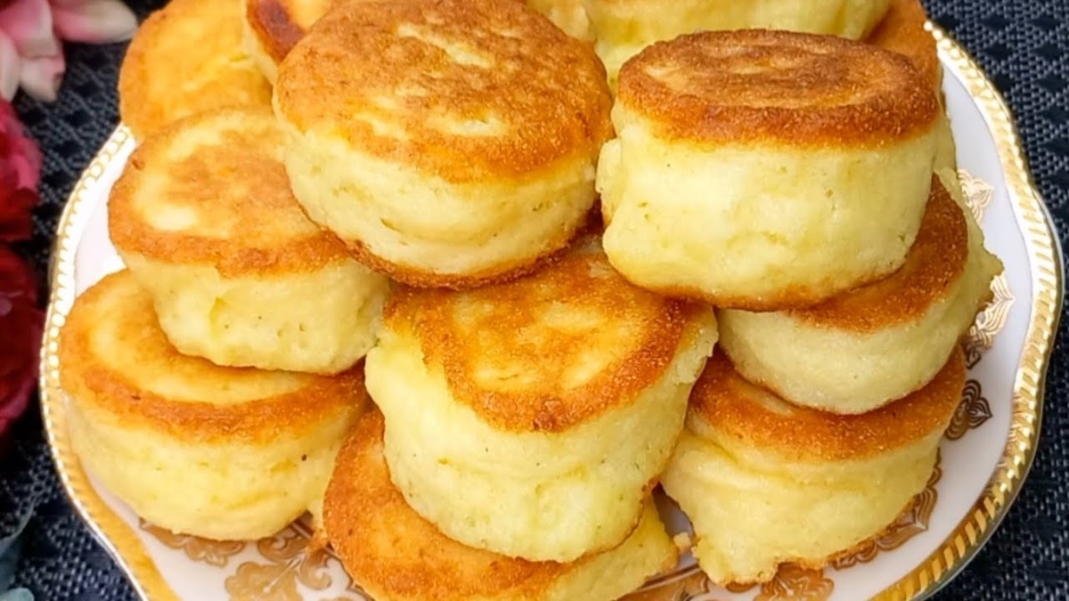 Творожные баурсаки

Творог – 300 гр.
Яйца – 3 шт.
Соль – 1 ч.л.
Сахар – 100 гр.
Сода – 1 ч.л.
Масло растительное – 20 мл.
Мука – 300 гр.
Масло для жарки – 200 мл.

Возьмите творог любой жирности. Разбейте яйца. Далее добавьте соль, чайную ложку соды, затем сахар. Теперь все хорошенько перемешайте, разомните творог. Добавьте масло без запаха и снова перемешайте. Далее просейте муку. Начните замешивать тесто. Постепенно добавляйте муку, главное чтобы тесто схватилось. Оно получится немного липкое. Сразу же отделите от него кусок и приступайте к раскатке. Чтобы было удобно с ним работать, подсыпайте муку в процессе. Раскатайте пласт толщиной 7-8 мм. Можно нарезать дисковым ножом на квадраты или ромбики, а я решила воспользоваться вырубкой для печенья. Уберите излишки теста и приступайте к жарке.
В сковороду налейте масло и нагрейте его. Выложите заготовки и обжаривайте с двух сторон по 1 минуте. Советую масло сильно не раскалять, иначе может быстро образоваться корочка, а внутри пышки останутся сырыми. 
Приятного аппетита!