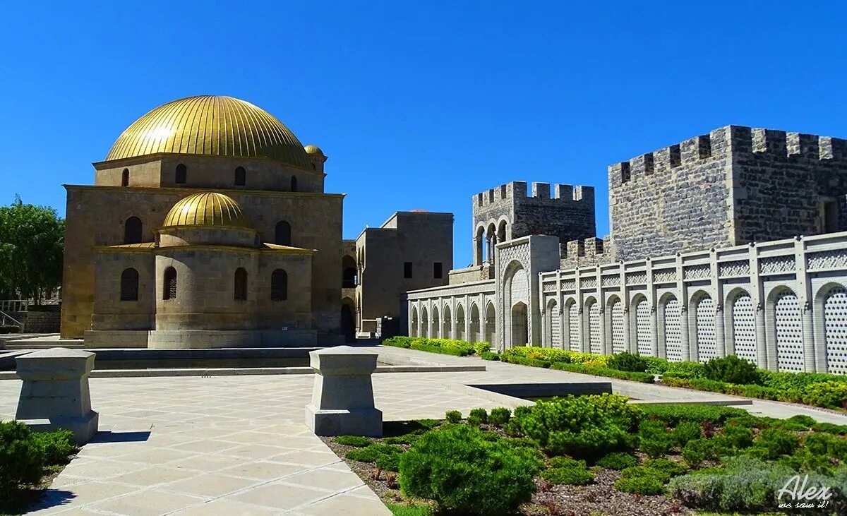 Крепость Рабат - после грандиозной реконструкции 2012 года. Мечеть Ахмедие. Ахалцихе, Грузия