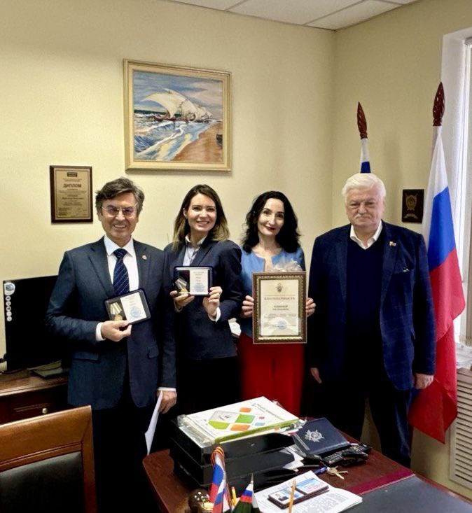 Слева направо: генерал-майор юстиции Н.Н. Чапаев, директор издательства "Альтерлит" В.Опритова, я, Председатель НАОВСК РФ А.Е. Кукушкин