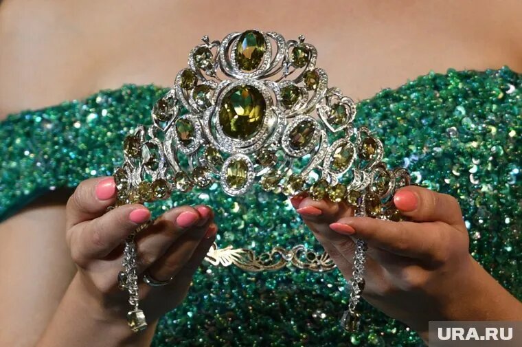 Пятеро югорчанок вернулись с финала конкурса с коронами. Фото: Владимир Жабриков © URA.RU