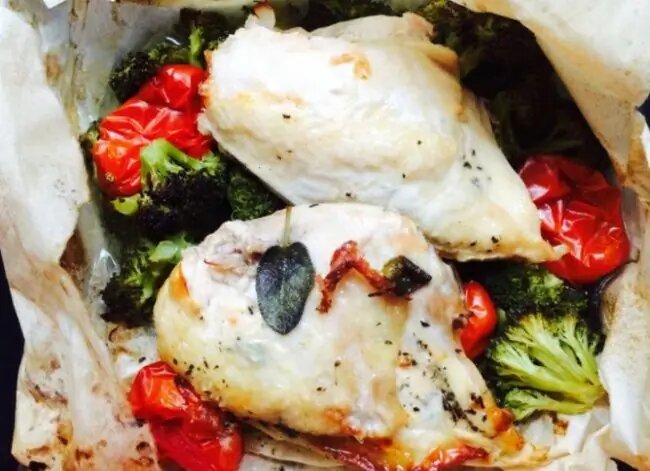 Сочное куриное филе в пергаменте с овощами