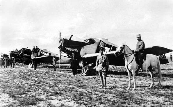 Два самолета Junkers F 13 были приобретены у Советского Союза в 1924 году. Турель для пулемета была редкостью на F 13, который обычно был пассажирским или транспортным. Два самолета на заднем плане — P-1.