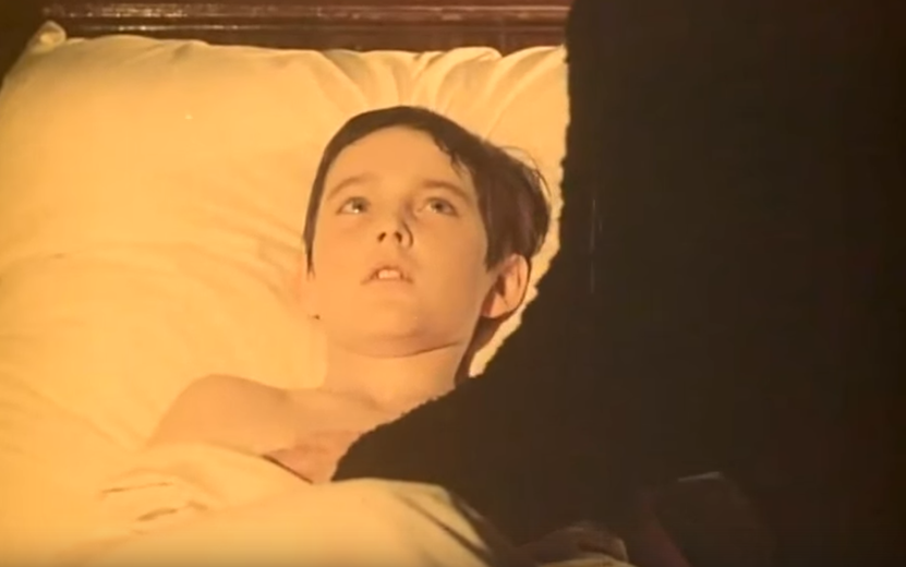  Мальчик неожиданно заболел. Ни он, ни его родители еще не знают о полиомиелите. Кадр из одноименной экранизации повести Алана Маршалла «Я умею прыгать через лужи»