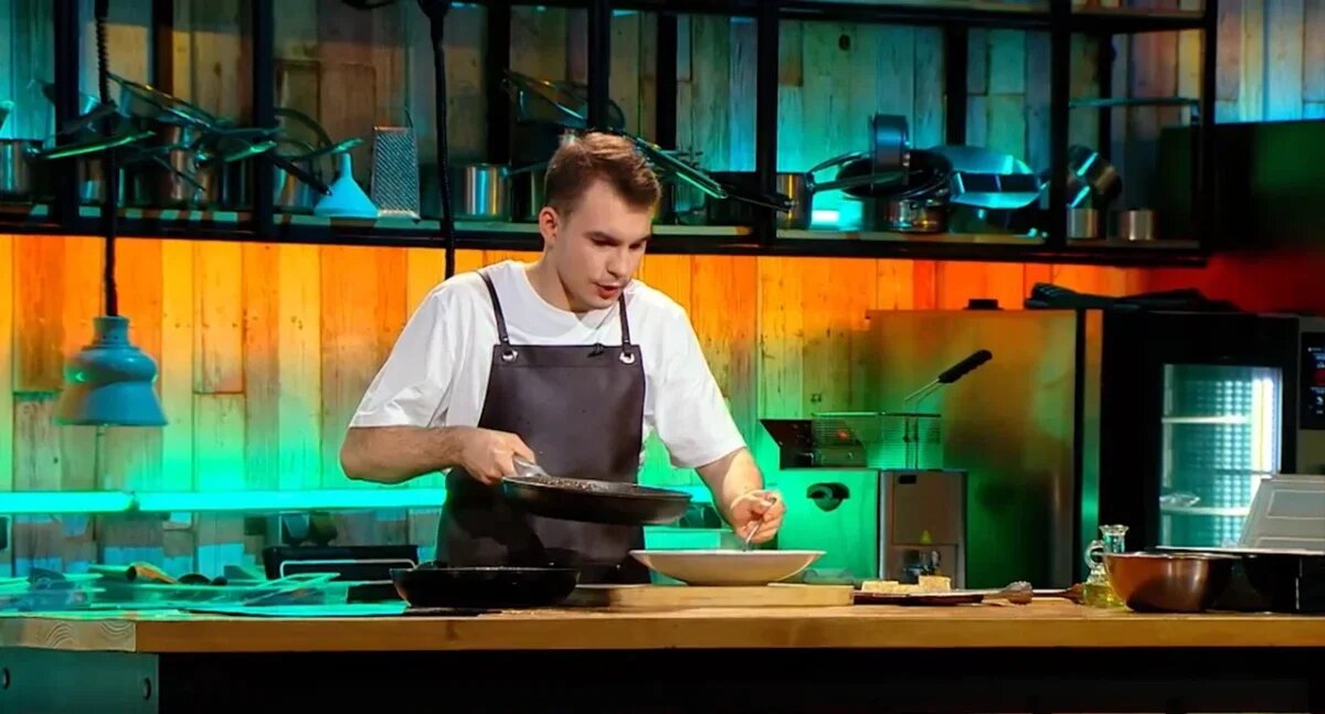    20-летний нижегородец Олег Захряпин работает в ресторанной индустрии уже три года