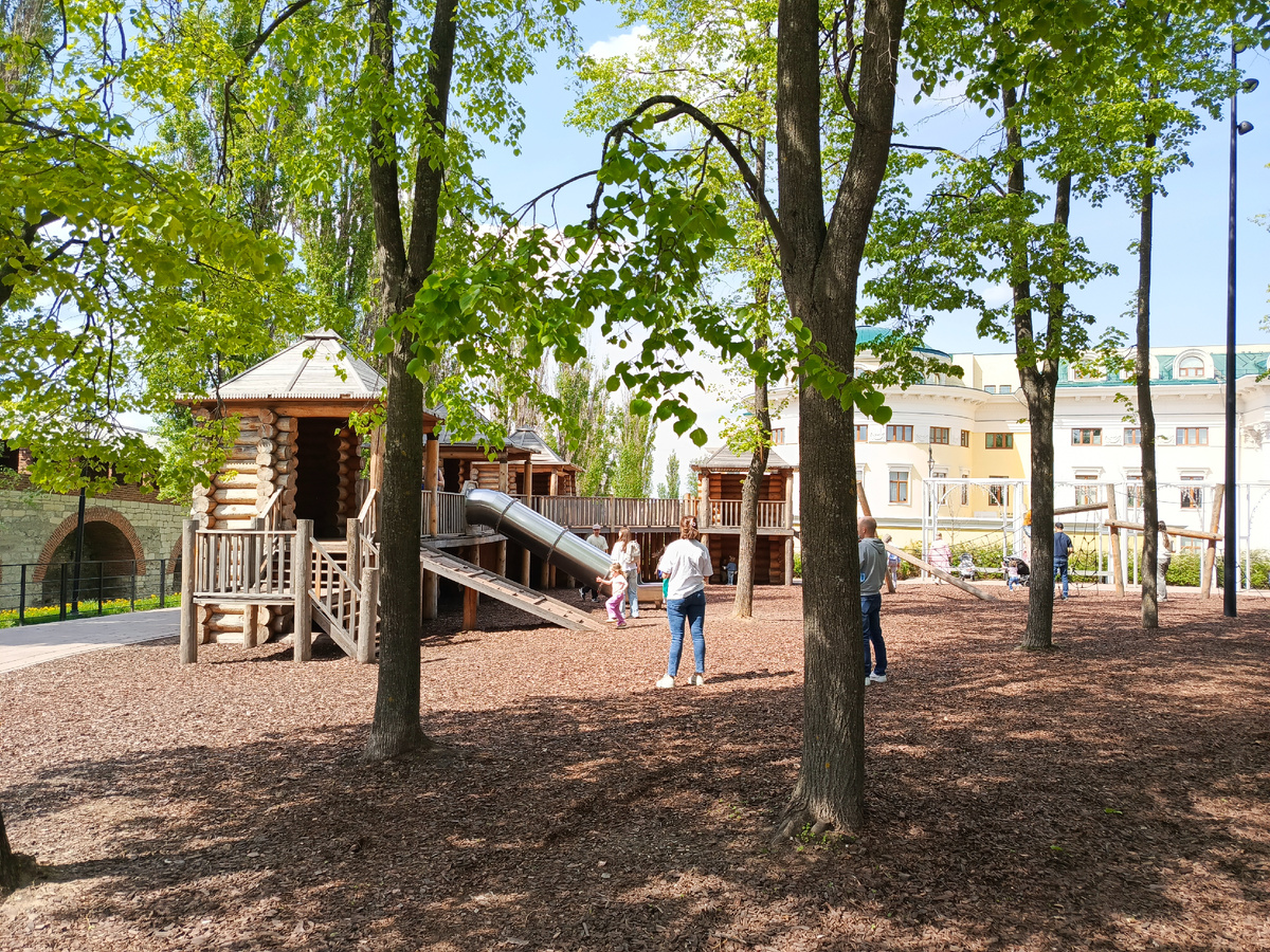 Земля тут посыпана корой - толстым слоем - у нас так на клумбах делают