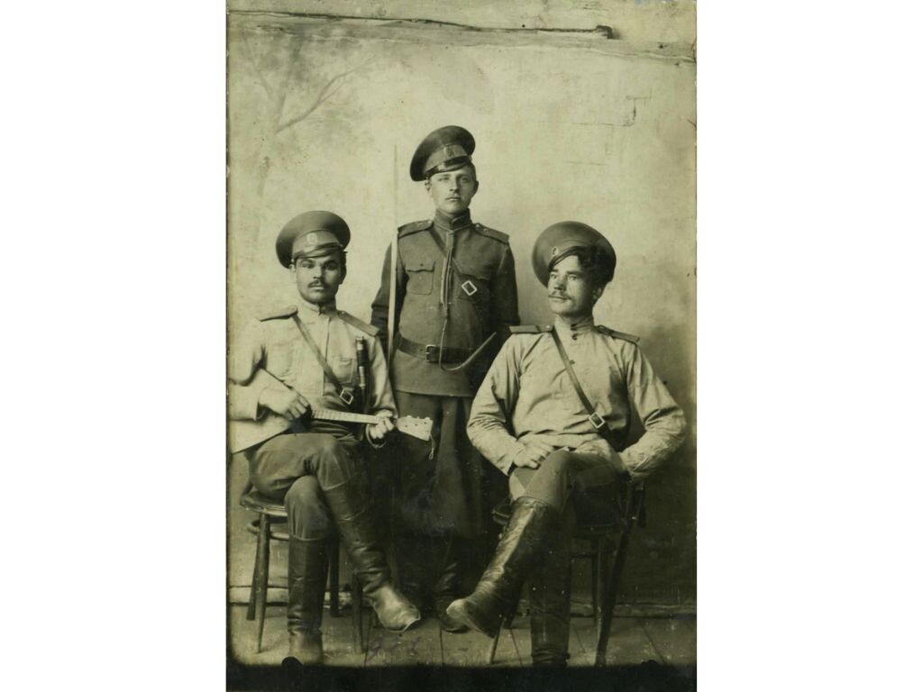 Фельдшер Оренбургского казачьего полка Василий Кузнецов (слева) с сослуживцами в 1916 году. Из архива С. Гусева, фото с портала ЧОУНБ «Литературная карта Челябинской области»
