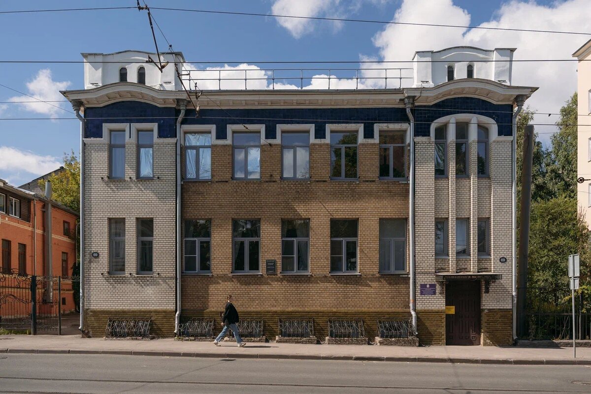 В год 800-летия Нижнего Новгорода зданию вернули исторический облик, а также дополнили его архитектурной подсветкой