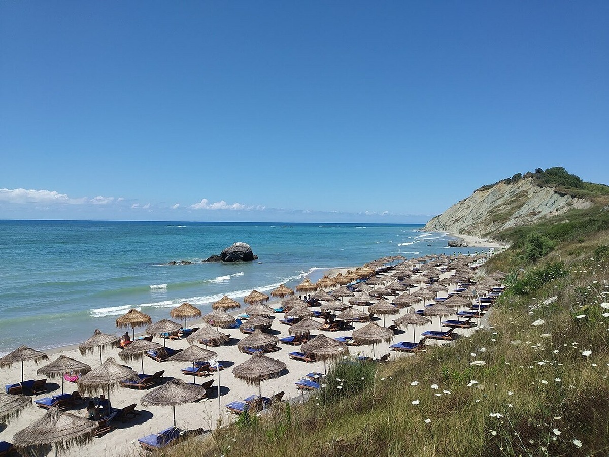 Песчаные пляжи с золотистым песком простираются на несколько километров вдоль побережья. Вход в воду пологий. Фото: Durres1998 /  Wikimedia