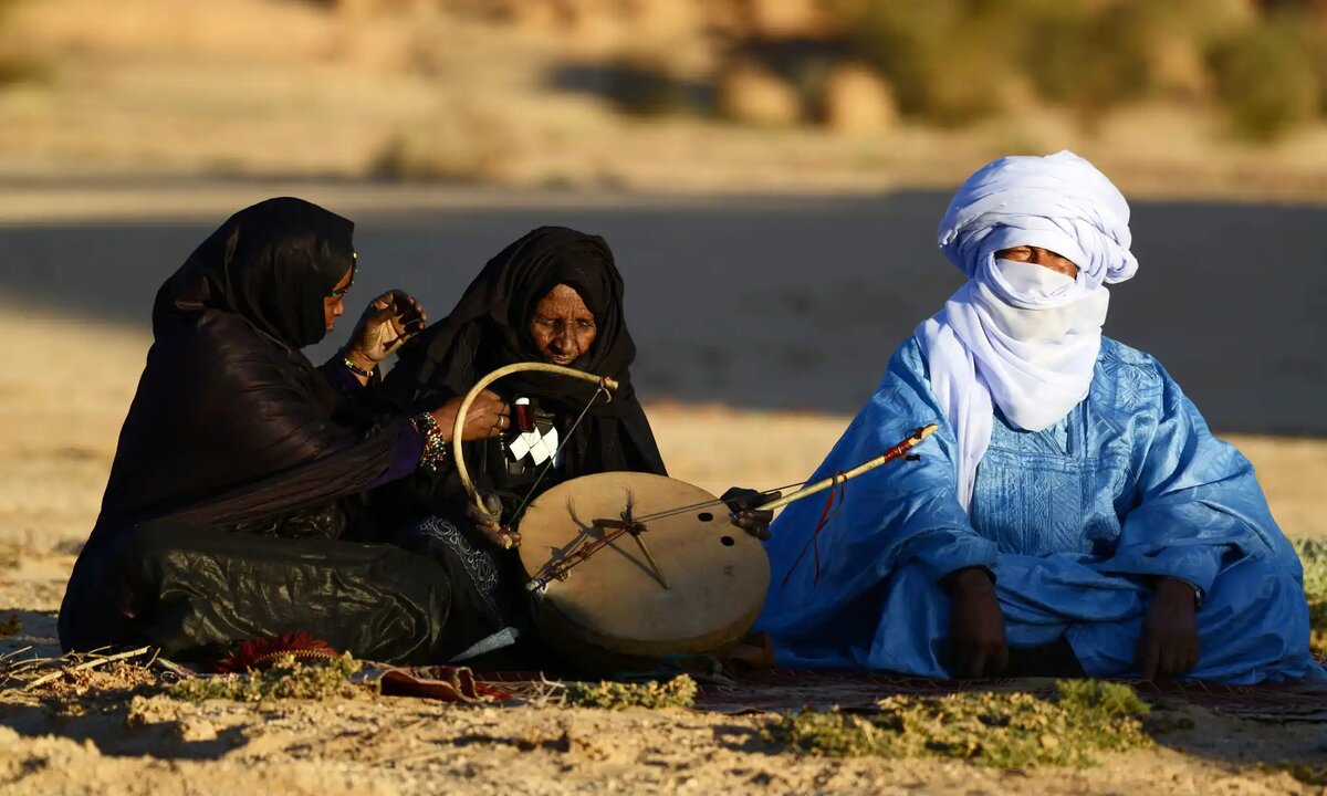 Имзад — национальный инструмент туарегов, живущих на юге Алжира. «Однострунная скрипка», сделанная из тыквы, шкуры животного и пучка конских волос