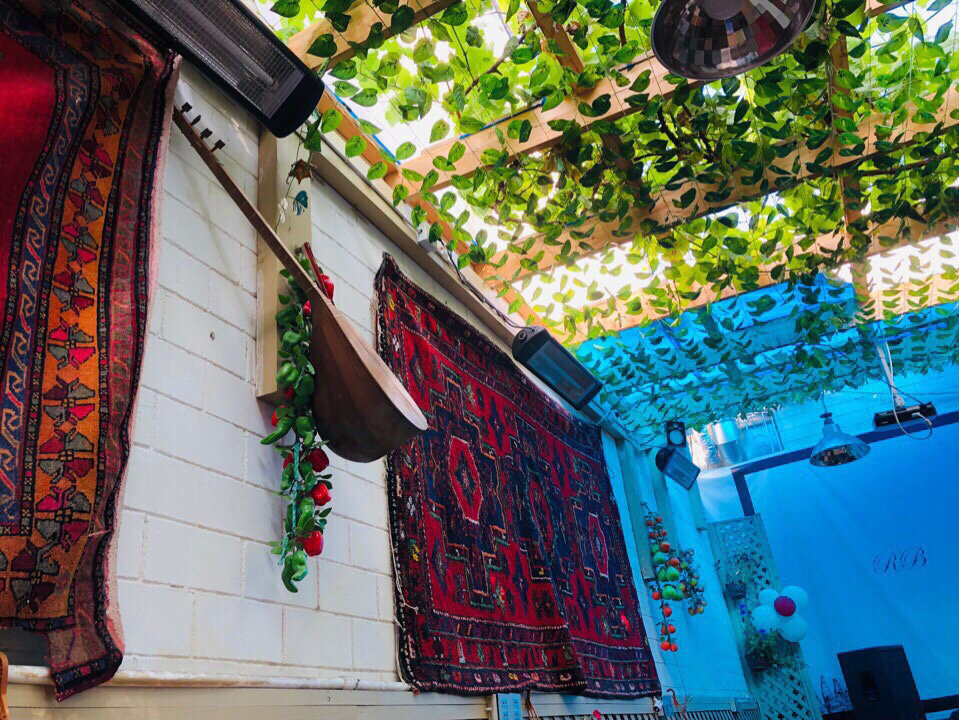 Одна из атмосферных террас в кафе внутри Старого города в Баку. Фото: Яна Сергеева