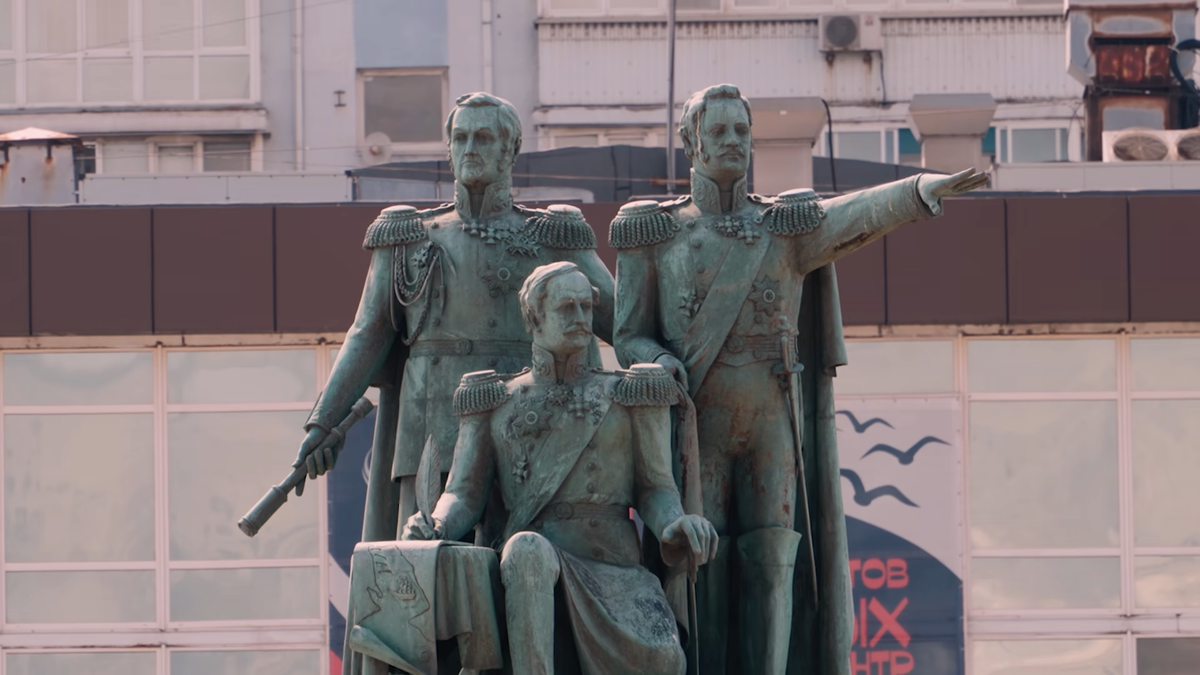 Памятник трём основателям Новороссийска на набережной адмирала Серебрякова.