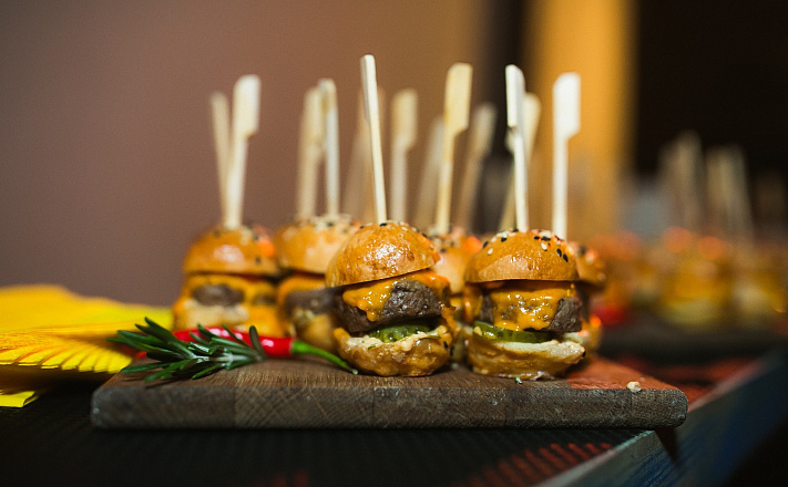 Мини-бургер с говяжьей котлетой и сыром чеддер