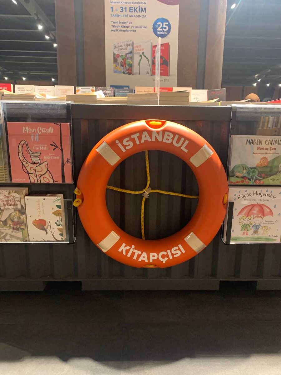 книжный/сувенирный магазин и кафе в Стамбуде на пристани Каракёй