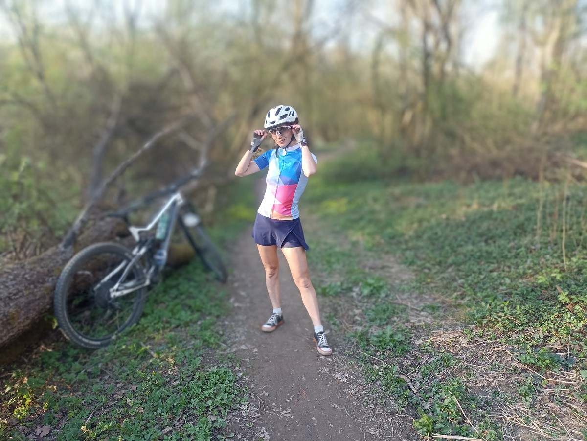 Карбоновый велосипед мужа. Фото с покатушки с ребёнком