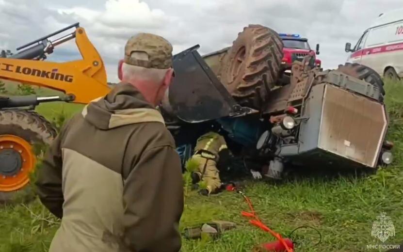    Трактор перевернулся на сельской дороге в Удмуртии