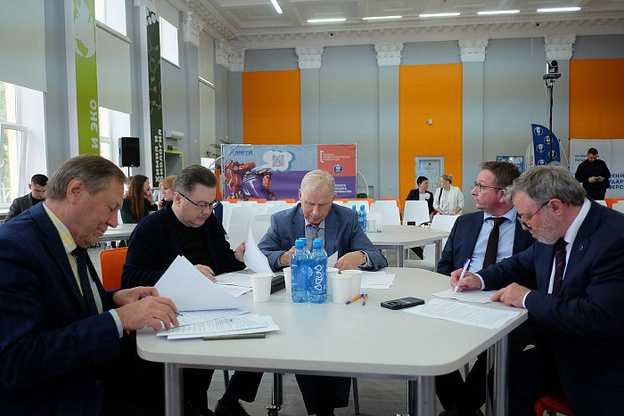    Александр Соколов обсудил с бизнесом меры поддержки и планы развития Кировской области