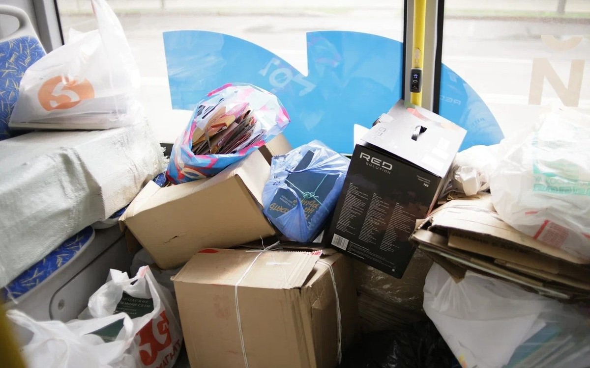    В «Зеленый автобус» липчане сдали 650 кг макулатуры и 400 кг пластика правительства Липецкой области