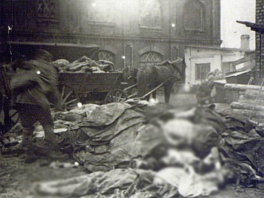 Тела замученных пленных красноармейцев в Мариуполе, 1943-й Источник: МО РФ