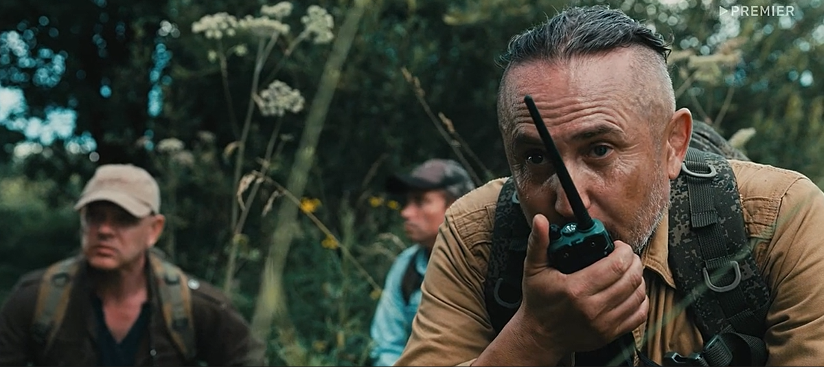 Один из диверсантов почему-то в цветастой, демаскирующей одежде.