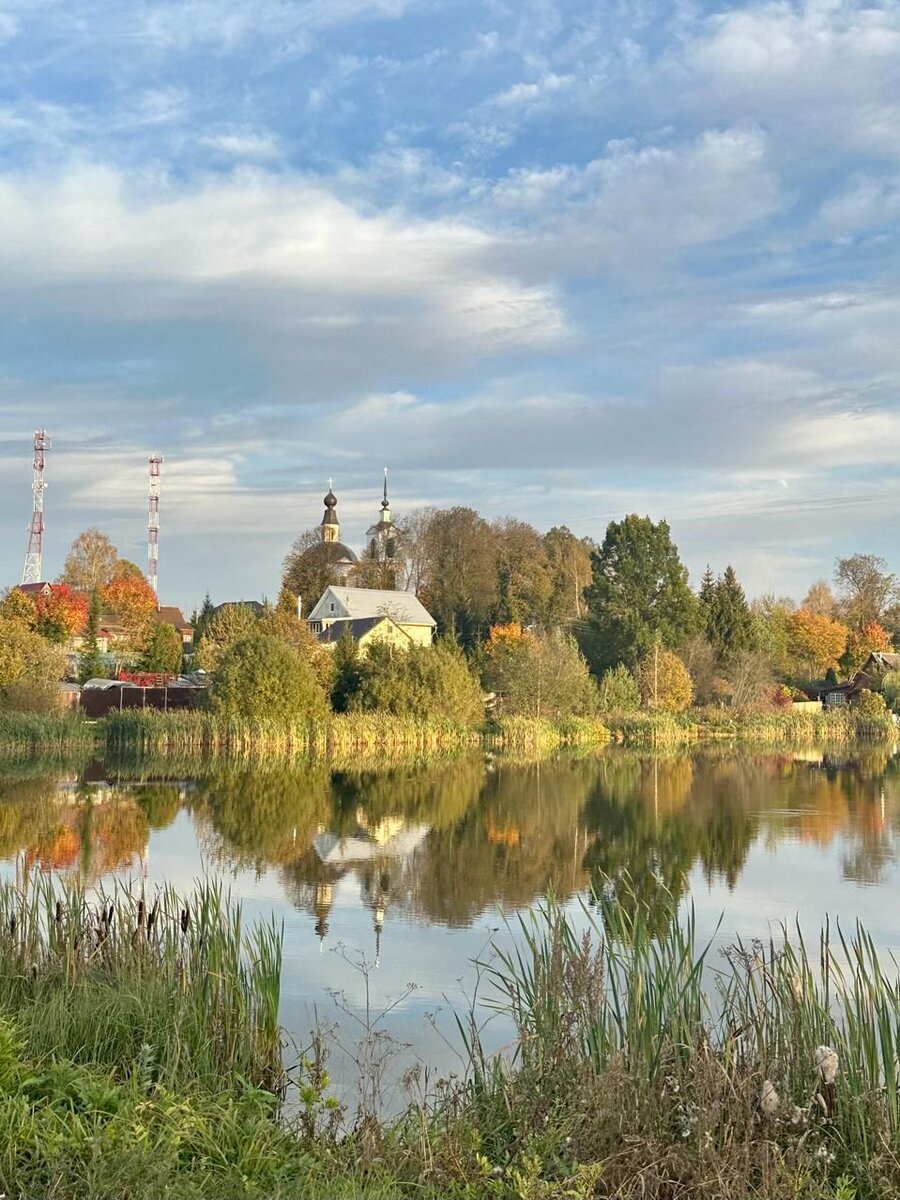 Деревня Ассаурово, за деревьями виднеется Церковь Иконы Божией Матери Всех Скорбящих радость. В свое время прихожанином этой церкви был Виктор Васнецов. Его дача была рядышком. Фото Маргариты Борисовой.