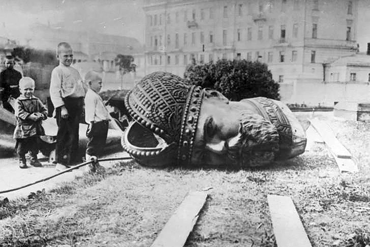Любят у нас памятника сносить. На фото - разрушение памятника Александру III 
