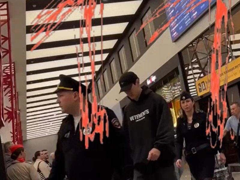 Сабурова задержали прямо в аэропорту.  Фото: ТАСС