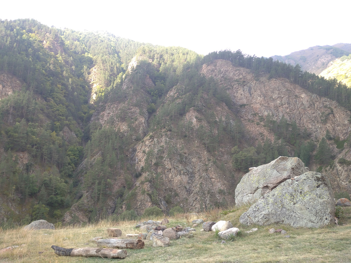 Место стоянки (по дороге между п. Верхний Баксан и перевалом Кыртыкауш) от которой мы выдвинулись в альплагерь Уллу-Тау. 