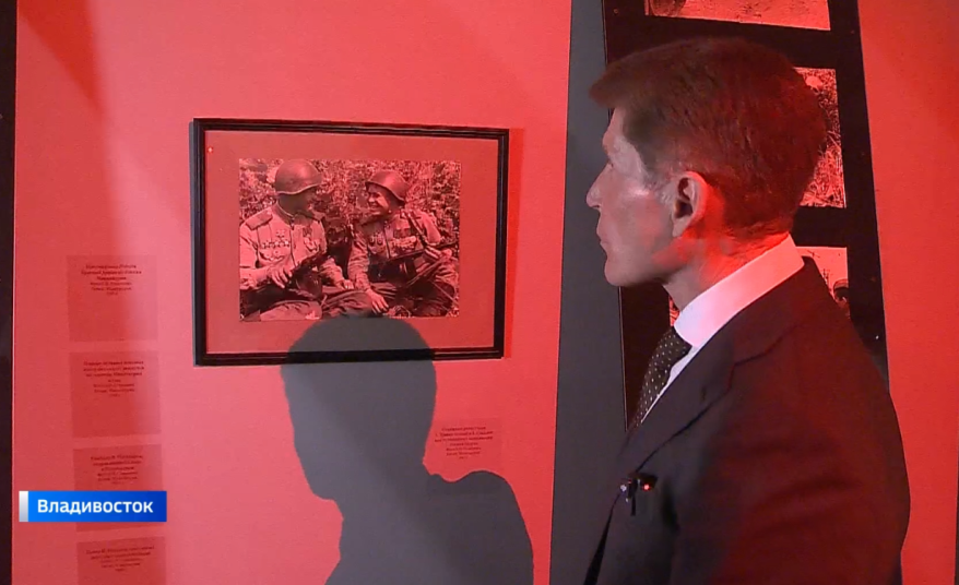 Глава Приморья Олег Кожемяко на выставке «117 дней после Победы»