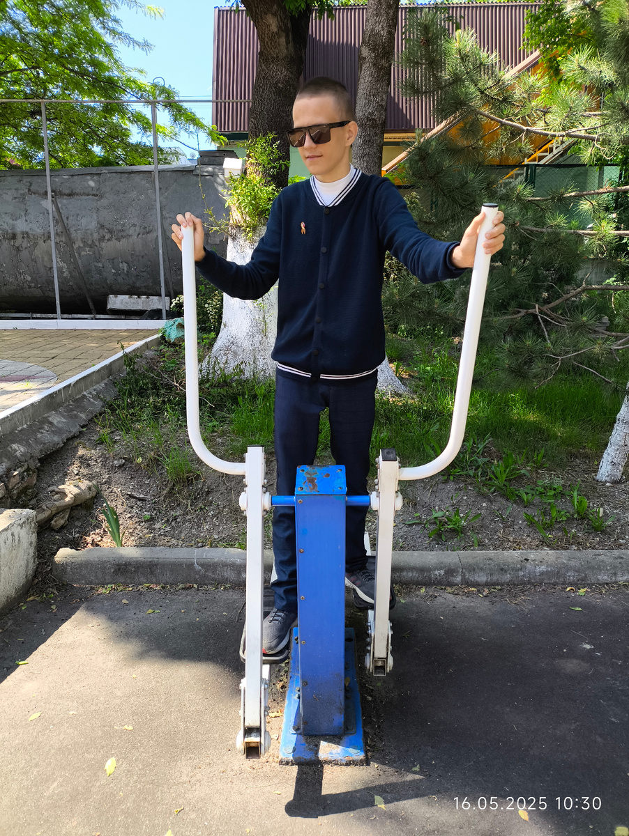 Гоша в школе на тренажёре