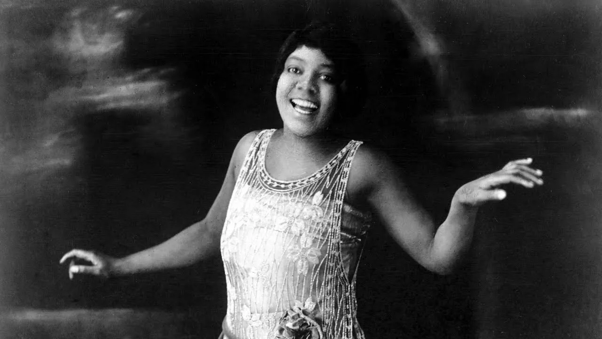 Бесси Смит (Bessie Smith) — одна из самых влиятельных блюзовых певиц в истории музыки, известная как «Императрица блюза» (Empress of the Blues).
Ключевые факты о Бесси Смит:

    Годы жизни: 15 апреля 1894 (или 1895) — 26 сентября 1937.

    Место рождения: Чаттануга, Теннесси, США.

    Стиль: Классический блюз, джаз, соул.

    Период расцвета: 1920–1930-е годы.

Карьера и влияние

Бесси Смит начала выступать в юности, а в 1920-х годах подписала контракт с Columbia Records, где записала множество хитов, включая:

    "Downhearted Blues" (1923)

    "Nobody Knows You When You're Down and Out" (1929)

    "St. Louis Blues" (с Луи Армстронгом, 1925)

Её мощный голос, эмоциональная подача и харизма сделали её звездой «эры классического блюза» наряду с Ма Рейни (её наставницей).
Трагическая гибель

Бесси Смит погибла в автокатастрофе в 1937 году. Существует миф, что её не взяли в «белую» больницу из-за расовой сегрегации, но точные обстоятельства до сих пор обсуждаются.
Наследие

    Введена в Зал славы рок-н-ролла (1989).

    Вдохновила таких артистов, как Билли Холидей, Дженис Джоплин, Арета Франклин.

    О ней сняты фильмы и документальные ленты.

Её музыка остается эталоном блюза и важной частью афроамериканской культуры. 🎤🎶