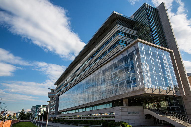    Нефтяники «Сургутнефтегаза» попали под санкции ЕС в результате введения 17-го пакета ограничений