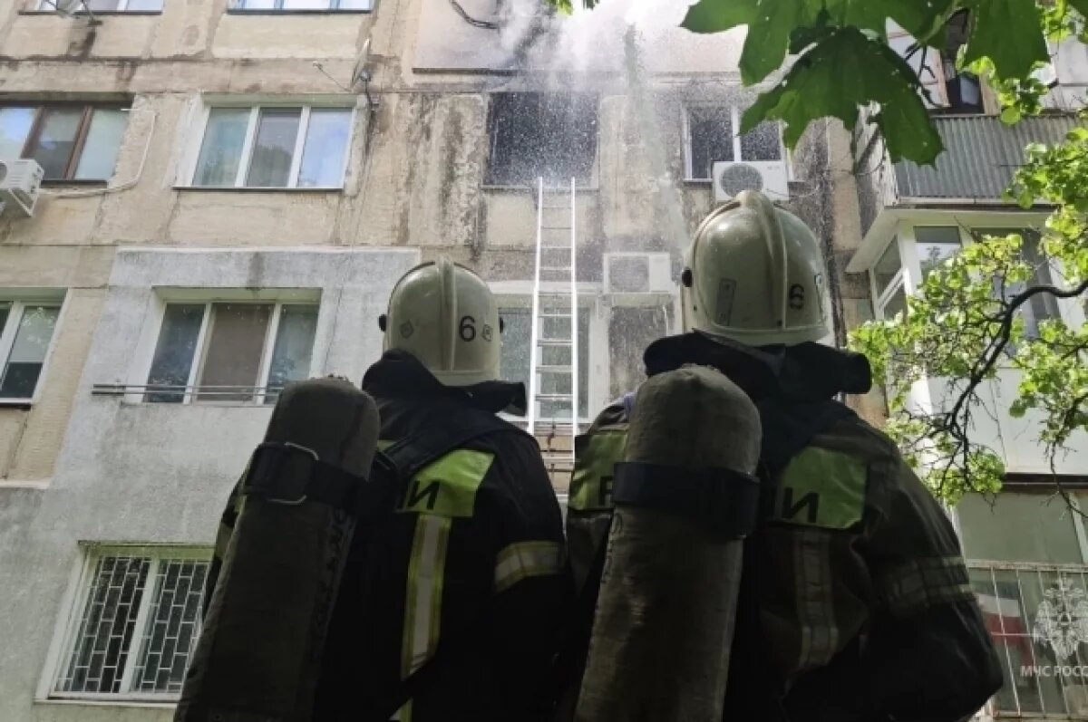    Из пожара в многоэтажном доме в Симферополе спасли двух человек