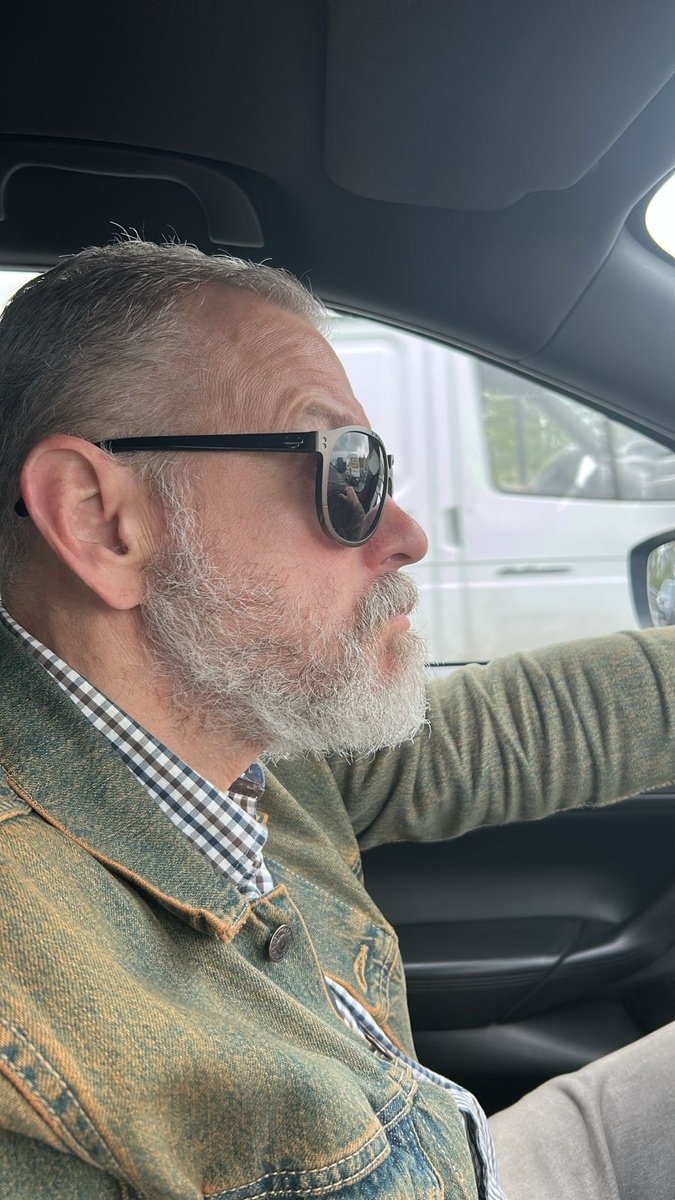 Очки надо носить еще какое то время, лучше до месяца. 