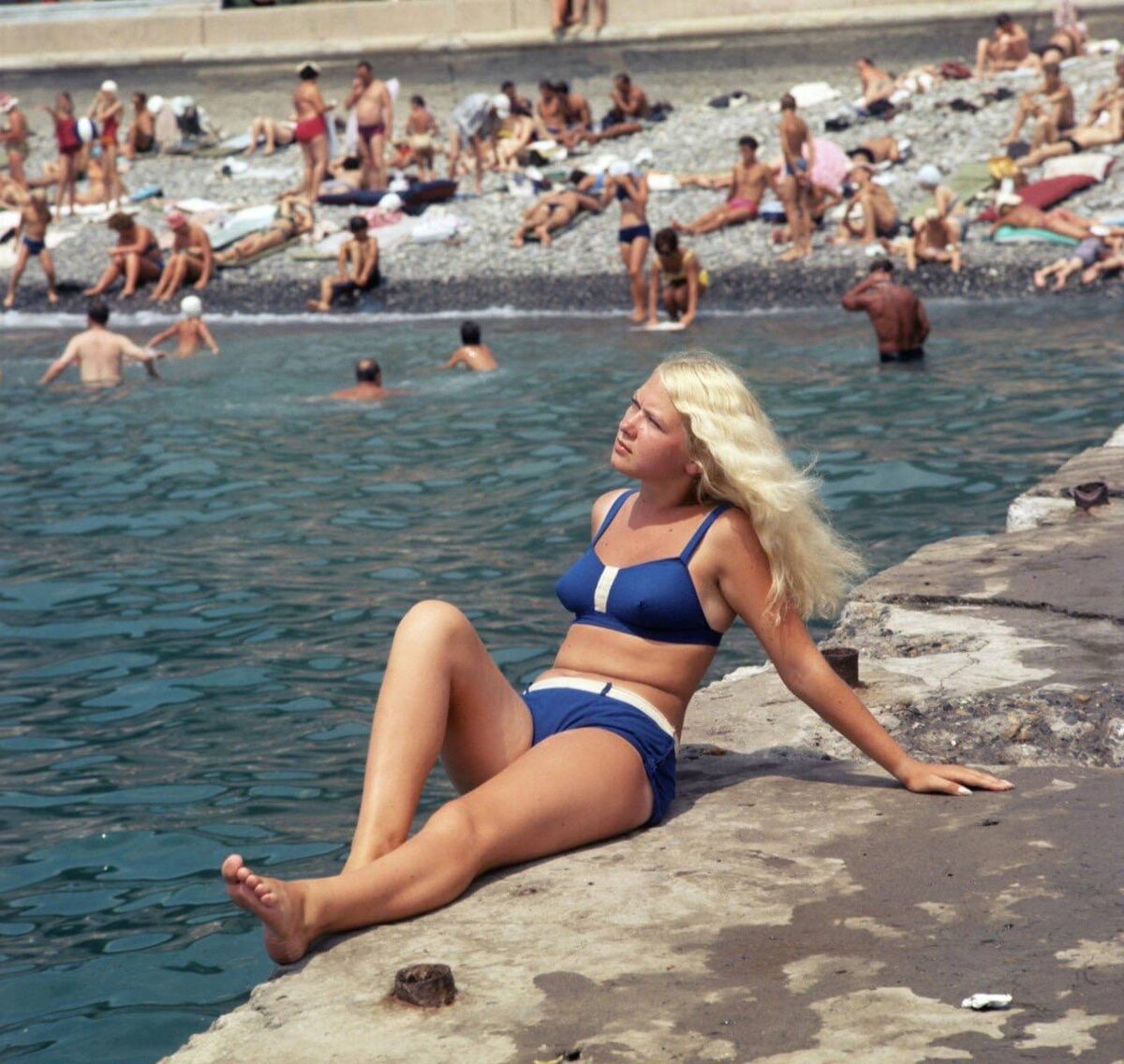 Девушка на городском пляже в Сочи, 1970 год.
