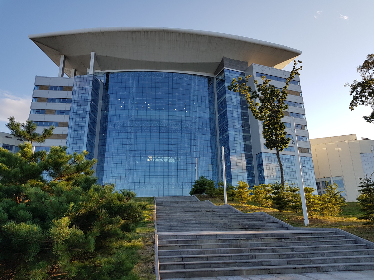 Как я поняла, главное здание ДВФУ. Фото из архива автора. 