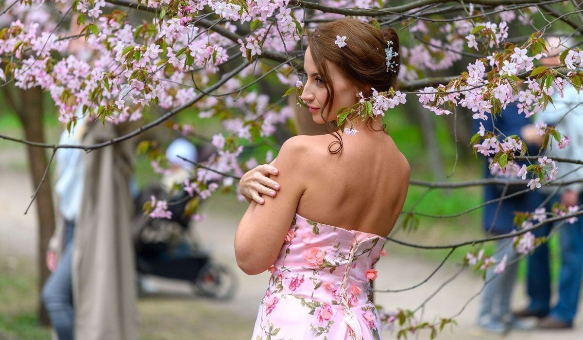     Девушка в сакуре. Источник: mos.ru Автор фото: Пресс-служба Мэра и Правительства Москвы
