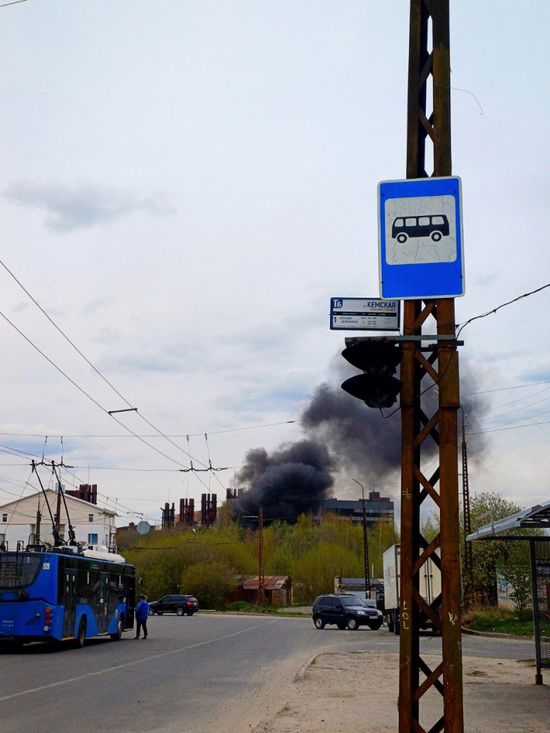   Черный дым поднялся над заводом в Петрозаводскечитатель "Фактор Новости"