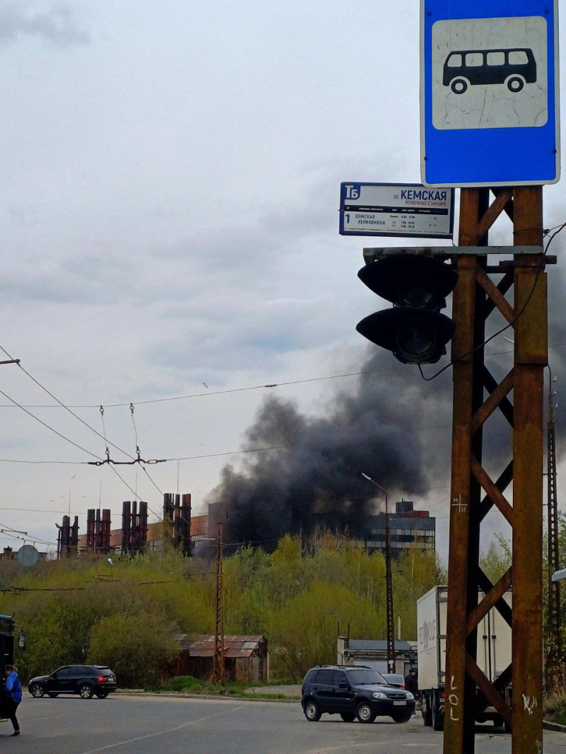    Черный дым поднялся над заводом в Петрозаводскечитатель "Фактор Новости"