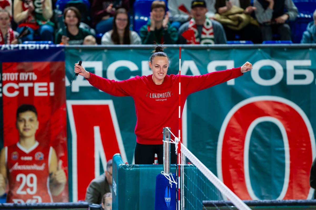 Ксения Парубец вынуждена была пропустить решающие матчи сезона, но зато стала судьёй в двусторонних матче "Локомотива" на открытой для болельщиков тренировке. Фото: волейбольный клуб "Локомотив" (Калининградская область)