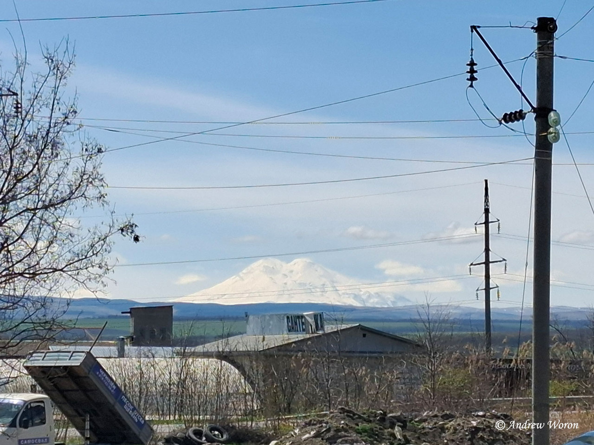 Эльбрус у горизонта