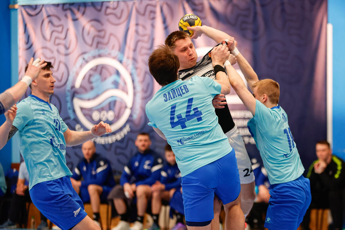    Основной центральный защитник "Зенита" Виктор Зайцев в первой игре получил красную карточку