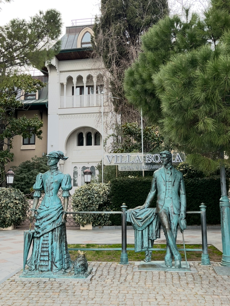 Вот и я сделала эту фотографию 15 марта, в первый же день приезда в Ялту
